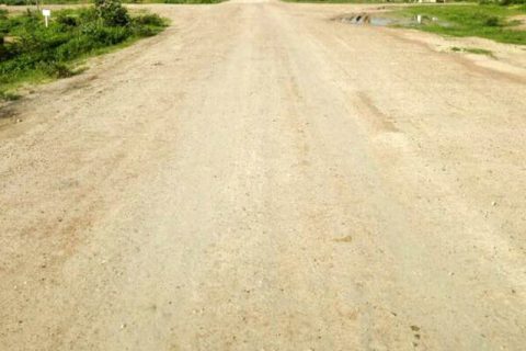 赤道附近雨季国家沙土道路面层固化